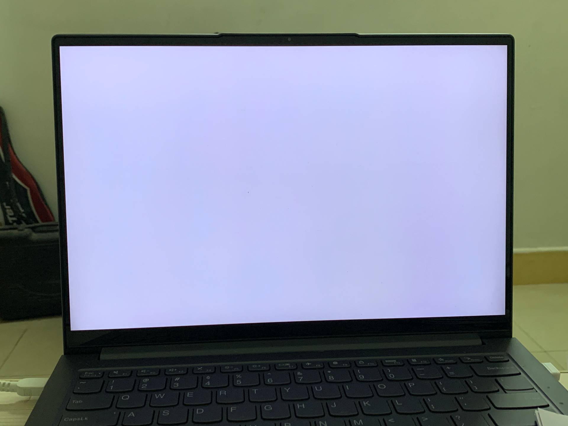 LCD White Screen Dilemma? CNK Methodus tres-Step Troubleshooting Empowers Resolution efficientis!